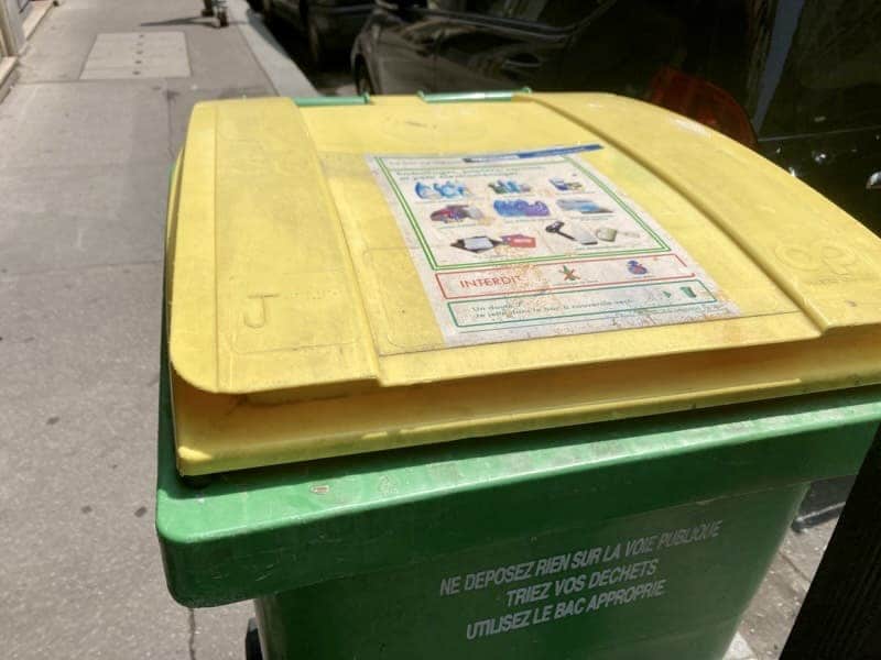 パリ　ゴミ箱　黄色