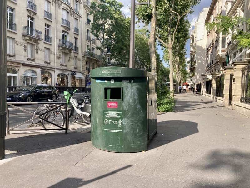 パリ　服回収ゴミ箱